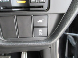 パワーテールゲートの開閉、横滑りを防ぐVSA等のスイッチ類は運転席の右側、手の届きやすい位置にあります。