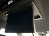 【14型有機ELフリップダウン】三列目からでも迫力のエンタメが観れる大画面フリップダウン。有機ELのモニターでは、一般的なフリップダウンよりも高コントラストでキレイな映像を楽しめます。