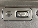 【パワーバックドア】スマートキーや運転席のボタンを押すだけでリアゲートが自動で開閉します!荷物を持っている時や、高い位置にあるバックドアを閉める際に便利な機能です♪