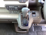 運転席周辺のスマートなレイアウトが、操作のしやすさを実現。快適なドライブをサポートします。手元で操作ができる、電子制御パーキングブレーキ。