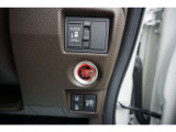片側電動スライドドア付。通常のドアに比べて、車のボディーに対し平行に開閉し、開けてもスペースを取りません。出入り口が大きいドアはお子様のいるご家庭はもちろん、混んだ駐車場でも大活躍です!