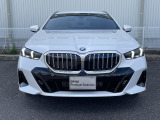キドニーグリルは80年以上続く伝統の形でございます。変わらないこだわりのデザインが、プレミアムブランド&ldquo;BMWを創り出します。