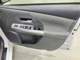 【運転席ドア】ボトルホルダーや収納ポケットが付いているので運転席周りもスッキリ保てます★