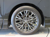 純正のアルミホイール装着車です。タイヤサイズは225/55R19です。