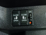 両側電動スライドドア。荷物で手が塞がる時など簡単にドアの開閉が出来ます。何より力いらずで開閉OK。女性やお年寄りにも優しい。電動機能はOFFにもできますから元気なお子様の駆け出しも安心。