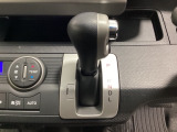 CVT車のセレクトレバーです。低速から高速まで、変速ショックのないスムーズな走りを実現するとともに、エンジン効率のよい領域を維持することで燃費にも貢献します。