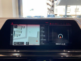 BMWのナビゲーションは操作性も良く、詳細な地図情報と交通状況を見やすく表示し、快適なドライビングをサポートしながら目的地までナビゲートします。