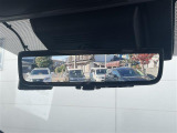 【デジタルルームミラー】車両後方カメラの映像をルームミラーに映すことが出来ます。 そのため、後席に人や荷物があって後方が見えづらい場合でもしっかり視界を確保することが出来ます。