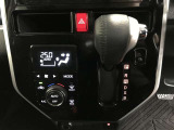 左右独立温度コントロールフルオートエアコンです。運転席、助手席それぞれで独立して温度設定ができます。冷え性の方が乗っても安心ですね♪