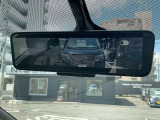インテリジェントルームミラーです。人や物で視界が遮られてても、車体後部のカメラ映像に切り替えることにより、クリアな後方視界を実現しています。