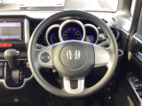 視認性の良いメーターで、運転中も情報がひと目で確認できて安心。見やすさにこだわったデザインで、毎日のドライブがもっと快適に