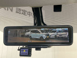 【インテリジェント ルームミラー】車両後方のカメラ映像をミラー面に映し出すので、車内の状況や、天候などに影響されずいつでもクリアな後方視界が得られます!