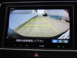 リアワイドカメラシステム!従来の視野に加えて、後方側方を約180&deg;まで見えるワイドビューと、後方を真上から見たような視野で駐車時などに便利なトップダウンビューの3つの視野があります!