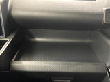 助手席側のインパネトレイは大きくてボックスティッシュも置けます!