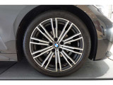 【BMWアロイホイール】軽量かつ強度に拘ったアロイホイール。走行性能ポテンシャルを引き出す設計。タイヤのサイドウォールが強化されたランフラットタイヤは、パンク時にタイヤがつぶれてもリムから外れません。