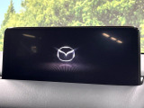 【10.25インチマツダコネクト】車内の雰囲気にマッチした大型ディスプレイ。スマホ接続でのナビ使用やBluetooth再生等、様々な機能が楽しめます。直感的なダイヤル操作が可能で、使い勝手も良好です。