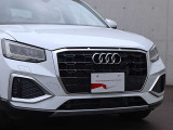 ●一目でAudiとわかる特徴的なシングルフレームグリル・LEDランプ。精悍なフロントマスクからAudiのスマートで上品なブランドを連想させてくれます。女性にも大変ご好評頂いております。