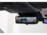 電子インナーミラーです。バックドア内側にカメラを取付けてインナーミラーに後方映像を表示。例えば、後席に大柄の方が座っていても後方確認が難なく出来ます。モニターモードとミラーモードは切替え可能です。