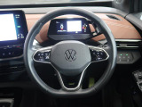 Volkswagen全車共通の上質な本革を使用した手触りのしっとりとしたステアリングです。唯一素肌が触れるハンドルは上位モデルと同じ握り心地になっております。