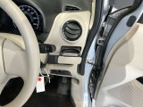 運転席側前部にドリンクホルダーあります♪運転中でも手が届きやすい位置にあって使い易いです♪
