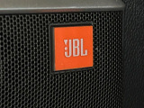 【JBLサウンドシステム】高品位サウンドシステムを搭載。専用のチューニングが施された大小様々なスピーカーから良質なサウンドが奏でられ、臨場感あふれる音響空間を演出します。