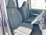 運転席まわりには十分なスペースがあり、大柄な方でもゆったり運転していただける環境です。