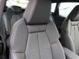 人間工学に基づいて設計されたシートは車のもっているドライビングフィールを存分にドライバーに伝えてくれるクオリティの高い仕上がりとなっています。