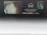バック時に、バックソナーと運転席から死角になりやすい左前タイヤ付近をモニターできるサイドビューモニターが起動し、状況を表示いたします