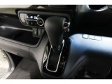 インパネシフトだから視線の移動も少なく足元もスッキリ♪運転席もゆったりしているのでゆとりを持ってドライブできますね!