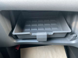 グローブボックスは奥行きたっぷり、車検証やオーナーズマニュアルを収納するポケット付きです。