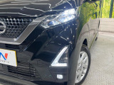 【LEDヘッドライト】悪天候や夜間走行時も良好な視界を確保し安心して運転できる高輝度LEDヘッドライトを装備!点灯速度が早く、消費電力も抑えられています。