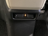 ETCもついています。高速道路の料金所の通過も楽々です。 カードの取り出しもしやすい場所についています。
