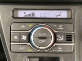 オートエアコンは温度を設定するだけで、自動で風量などを設定してくれます。運転しながら操作も必要ないので、安全性も向上します。