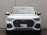 ●一目でAudiとわかる特徴的なシングルフレームグリル・LEDランプ。精悍なフロントマスクからAudiのスマートで上品なブランドを連想させてくれます。女性にも大変ご好評頂いております。