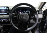 運転中もハンドルでの操作が可能です。特に高速道路等の目が離せない運転時には、便利さだけでなく、安全性も兼ね備えております。