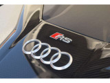 エンジンカバーもカーボンです。