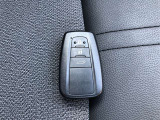 スマートキー付きです!カバンやポケットに入れて持っているだけで、ボタン一つでドアロックを開閉できます。スマートキーを持って、ブレーキを踏んでスィッチを回すだけでエンジンが始動します!!