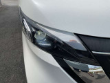 LEDヘッドライトはハロゲンライトの約2倍の光量で、より明るく、より広範に照らし出し、夜間走行時の視認性を高めます。