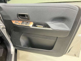 【運転席ドア】ボトルホルダーや収納ポケットが付いているので運転席周りもスッキリ保てます★