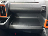 助手席側のインパネトレイは大きくてボックスティッシュも置けます!USBソケット付きでスマホの充電もできます♪