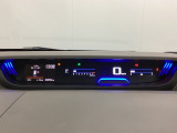 デジタル表示のスピードメーターとタコメーターを大きく配した見やすいメーター部になっています。左側のインフォメーション画面でオドメーターや燃費などの情報を確認できます。