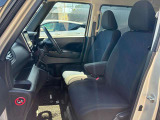 運転席シートには肘掛もついてます。