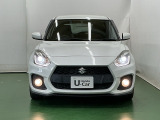 LEDヘッドライトを装備しています。LEDヘッドライトはとても明るく、雨の日や夜間走行も安全・安心です。オートライトコントロール付きで周囲の明るさに応じて自動で点灯・消灯します