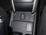 〈VSC〉は、車両の横滑りをセンサーが検知すると、4輪それぞれのブレーキの力とエンジンの出力を自動的に制御し、車両の安定性を確保します!