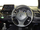 運転席まわりです。 各操作スイッチは使いやすい位置に配置されてます。