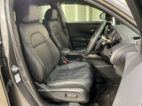 乗降がしやすい運転席。高さが調節できて小柄な方でも運転しやすいポジションをとることができます。