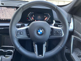BMWのステアリングのリムは、一般的なものより少し太めにデザインされています。 これはタイヤやステアリングシャフトなどを介して伝わる路面からの入力を、しっかりと把握するためです。