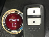【Hondaスマートキー】カバンやポケットに入れたままでもドアの施錠・解錠が可能なスマートキーを装備。エンジンのオン・オフ時もカギを取り出す必要が無いからとっても便利です♪