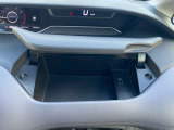 車内に持ち込んだ小物やドリンク食べ物がきちんと片付く収納も充実です。こちらは、運転席アッパーボックスになります.