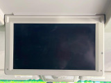 【後席モニター】家族や友人とお出かけする機会が多い方に大人気の後席モニターを装備!見やすい位置に画面がありテレビやDVDの視聴も快適!友達もお子様も、後席にしか乗らなくなるかも??